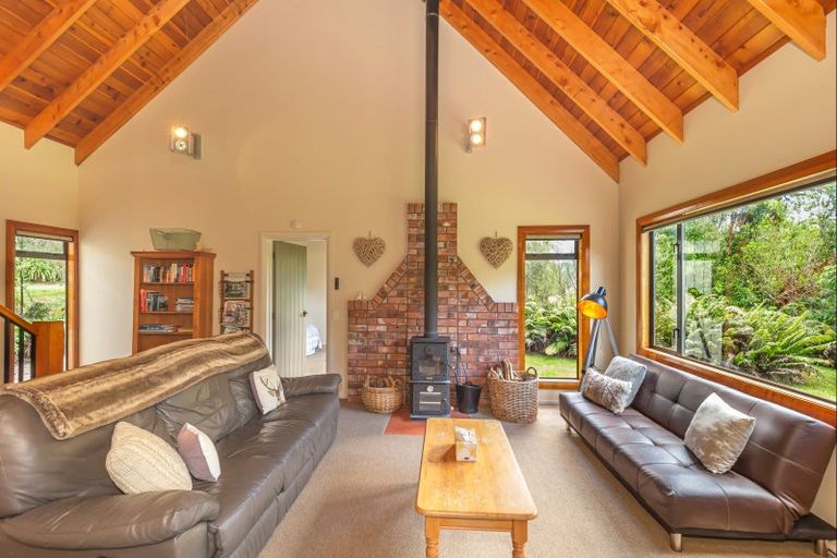 Photo of property in 34 Makahika Road, Levin, 5571