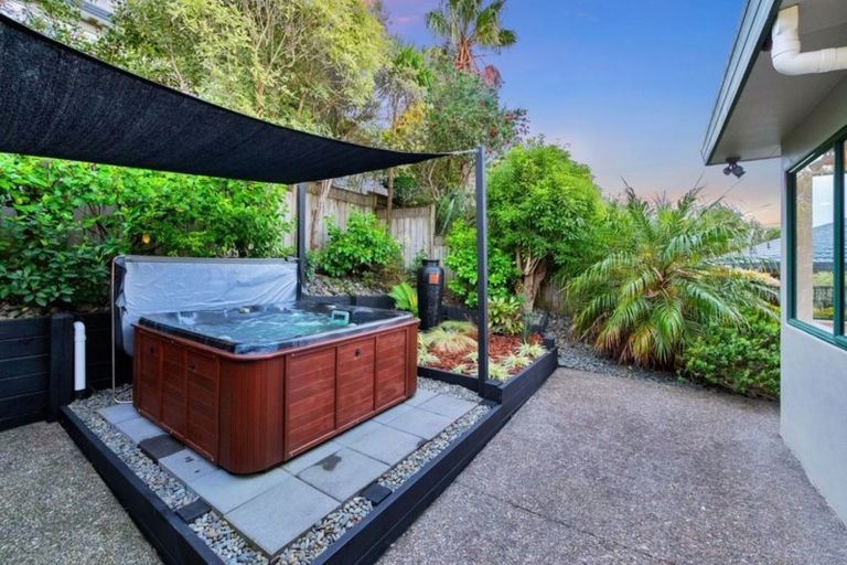 Photo of property in 2/8 Carrigans Close, Pinehill, Auckland, 0632