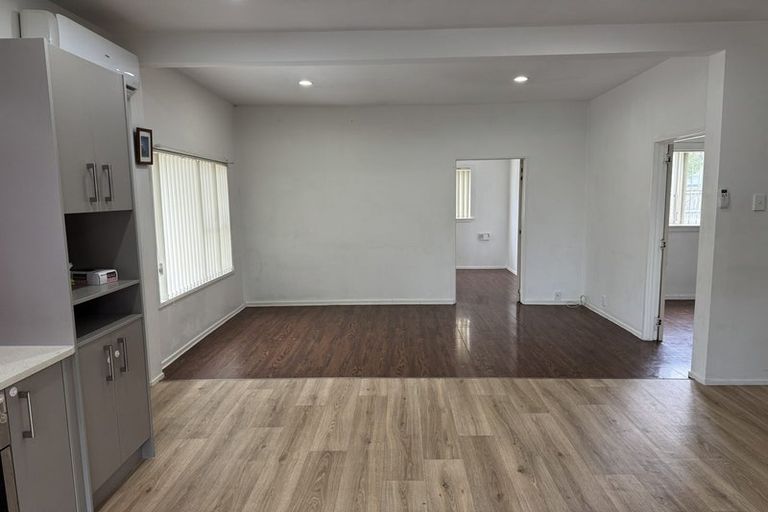 Photo of property in 31 Newington Road, Henderson, Auckland, 0612