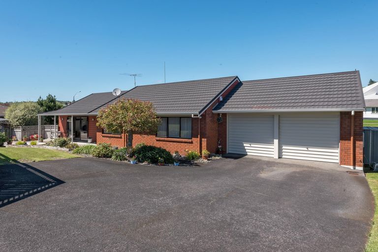 Photo of property in 34 Pinewood Grove, Botany Downs, Auckland, 2010