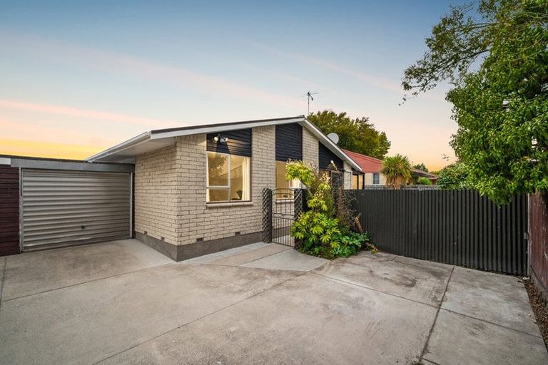 Photo of property in 2/32 Prestons Road, Redwood, Christchurch, 8051