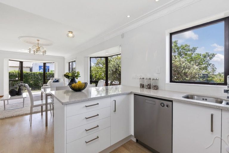 Photo of property in 2/20a Old Lake Road, Narrow Neck, Auckland, 0624