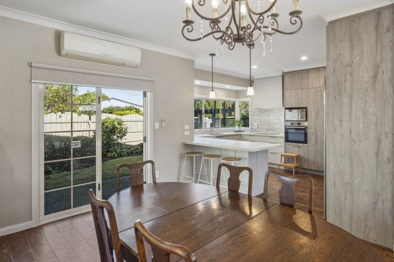 Photo of property in 2 Rika Place, Kawaha Point, Rotorua, 3010