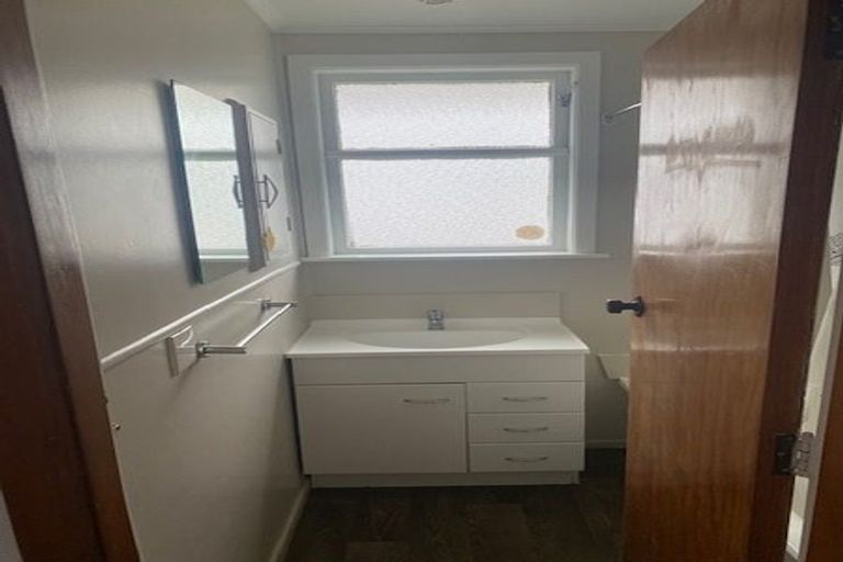 Photo of property in 3164 Great North Road, New Lynn, Auckland, 0600