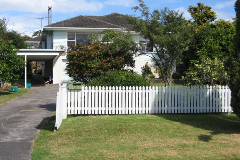 Photo of property in 34 Cliff View Drive, Green Bay, Auckland, 0604