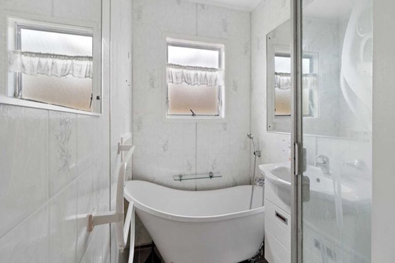 Photo of property in 1/111 Tirimoana Road, Te Atatu South, Auckland, 0602