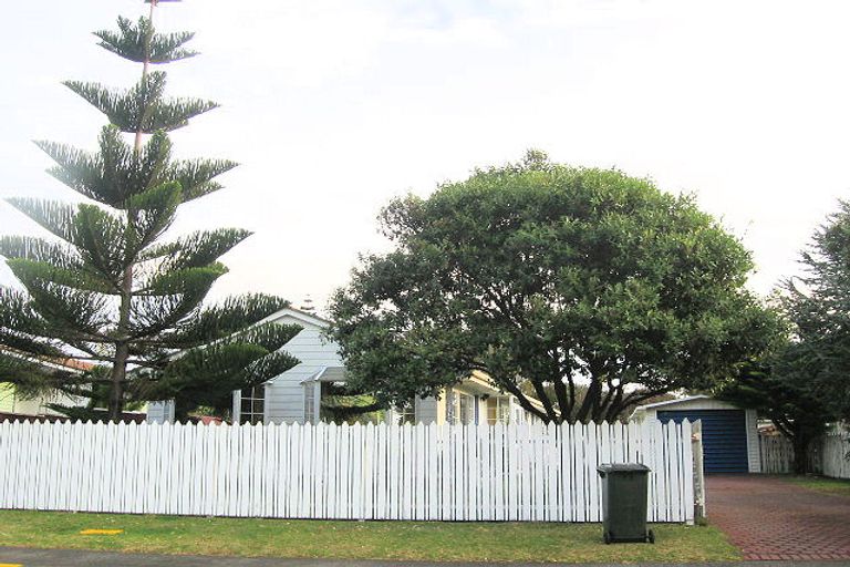 Photo of property in 11 Greenwood Place, Paraparaumu, 5032