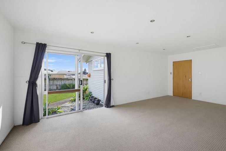 Photo of property in 5 Mayfair Place, Westown, New Plymouth, 4310