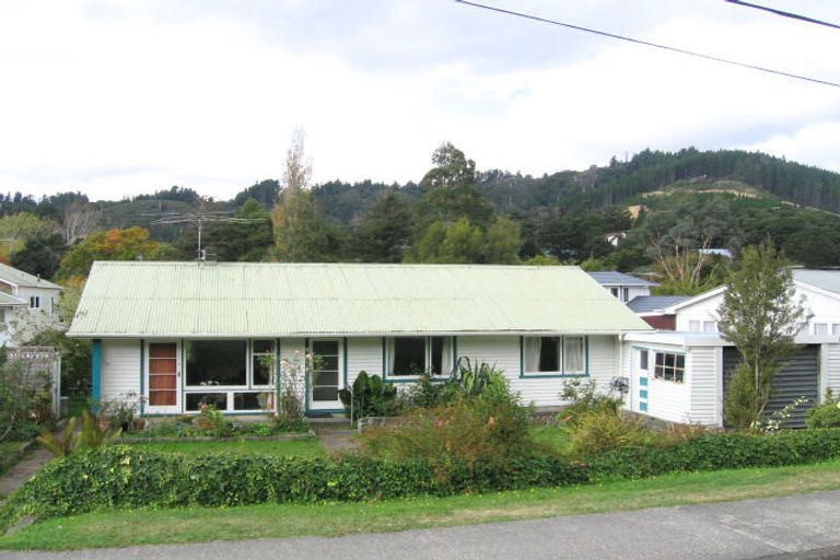 Photo of property in 21 Pinehaven Road, Pinehaven, Upper Hutt, 5019