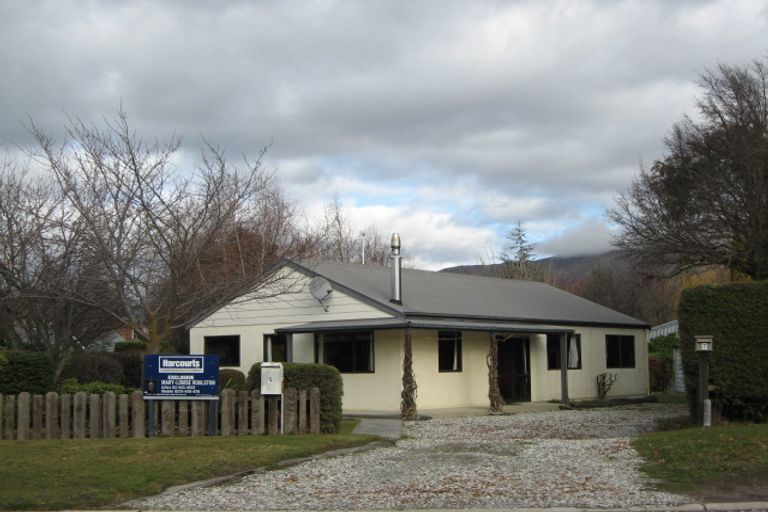 Photo of property in 5 Kowhai Drive, Wanaka, 9305