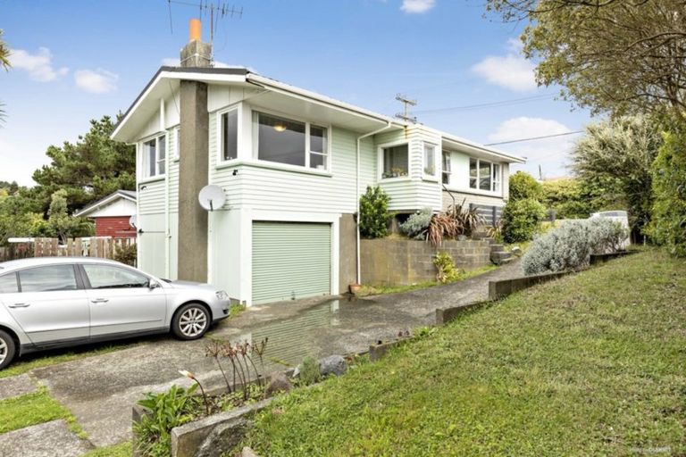 Photo of property in 32 Mark Avenue, Paparangi, Wellington, 6037