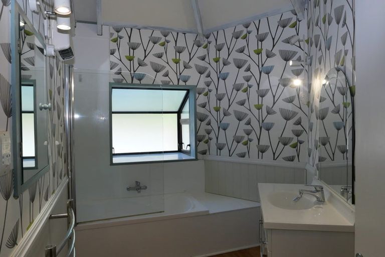 Photo of property in 3 Nugget Grove, Raumati Beach, Paraparaumu, 5032