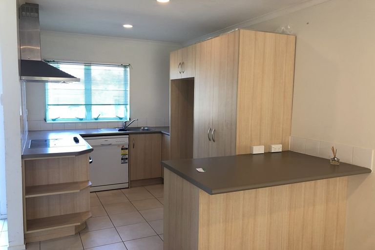 Photo of property in 10 Brashier Circle, Sunnyvale, Auckland, 0612
