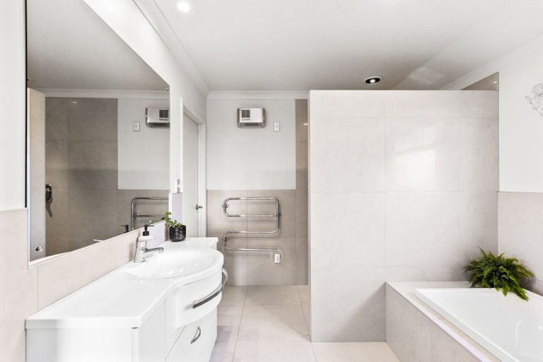 Photo of property in 12 Washington Place, Havelock North, 4130