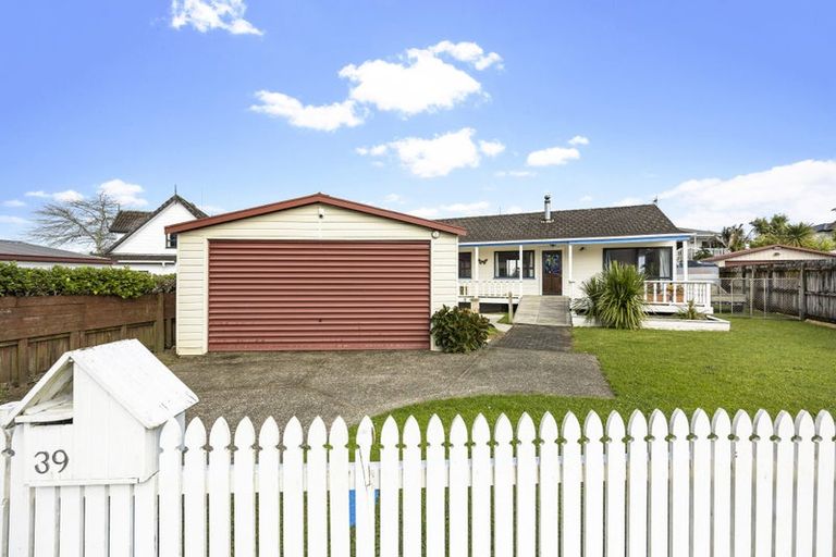 Photo of property in 39 Redlands Grove, Swanson, Auckland, 0612