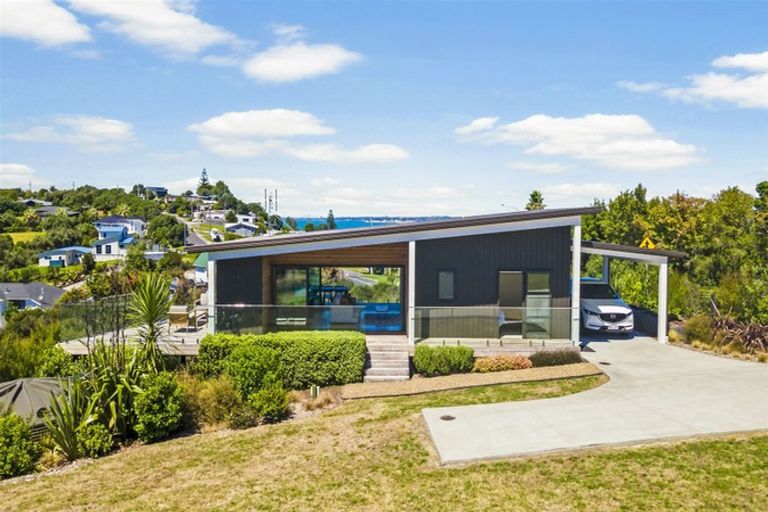 Photo of property in 1117a Whangaparaoa Road, Matakatia, Whangaparaoa, 0930