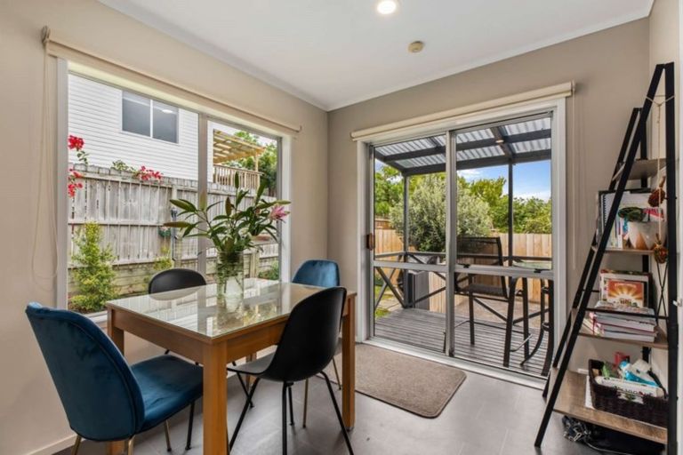 Photo of property in 2/11 Longreach Drive, Sunnyvale, Auckland, 0612