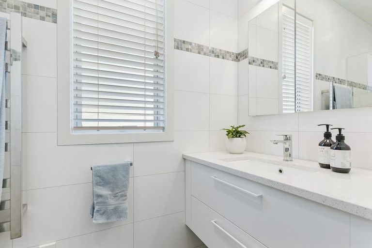 Photo of property in 45 Kiwi Esplanade, Mangere Bridge, Auckland, 2022