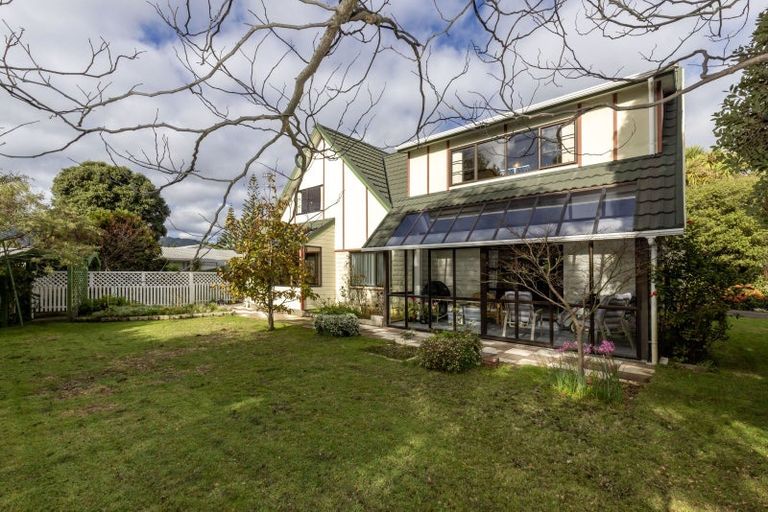 Photo of property in 2 Lavinia Grove, Waikanae Beach, Waikanae, 5036
