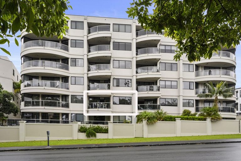 Photo of property in 1c/175 Hurstmere Road, Takapuna, Auckland, 0622