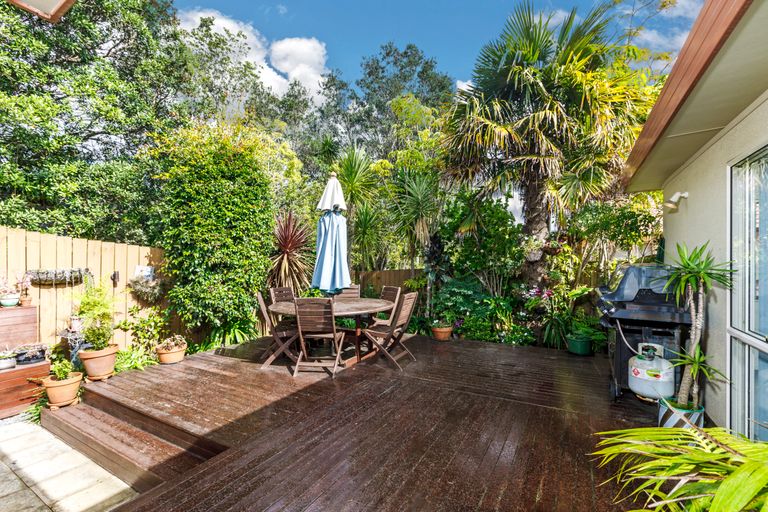 Photo of property in 22 Margaret Henry Crescent, Oteha, Auckland, 0632