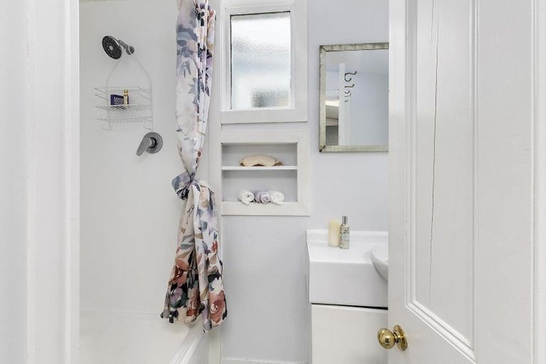 Photo of property in 26 Edinburgh Terrace, Berhampore, Wellington, 6023