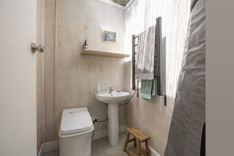 Photo of property in 37 Glenesk Road, Piha, New Lynn, 0772