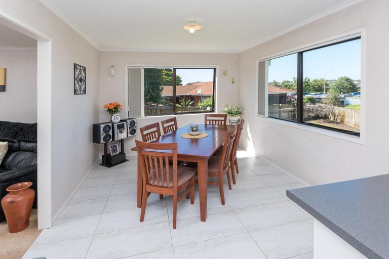 Photo of property in 34 Pinewood Grove, Botany Downs, Auckland, 2010