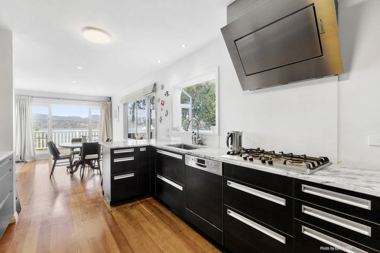 Photo of property in 22 Tai Paku Paku Road, Karaka Bays, Wellington, 6022