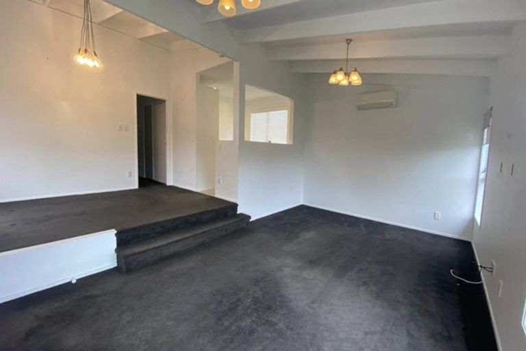 Photo of property in 11 Cottam Grove, Northcross, Auckland, 0632