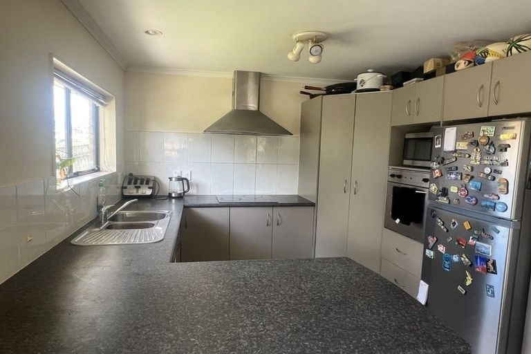 Photo of property in 2 Burton's Drive, Swanson, Auckland, 0614