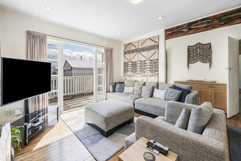 Photo of property in 59 Sylvan Crescent, Te Atatu South, Auckland, 0610