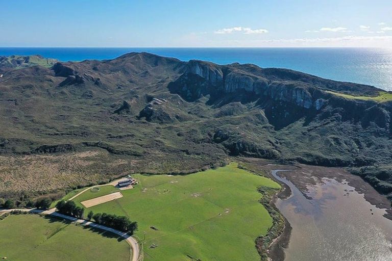 Photo of property in 102 Wharariki Road, Puponga, Collingwood, 7073