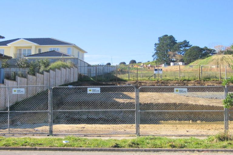 Photo of property in 62 Moyrus Crescent, East Tamaki Heights, Auckland, 2016