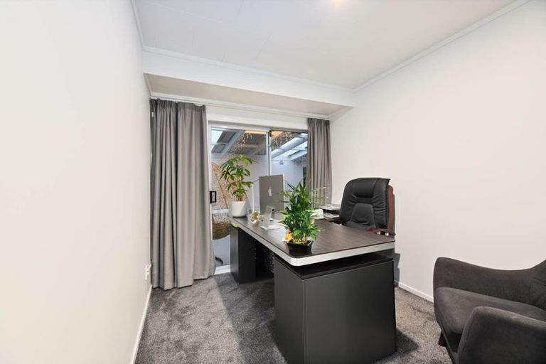 Photo of property in 37 Roberts Road, Te Atatu South, Auckland, 0610