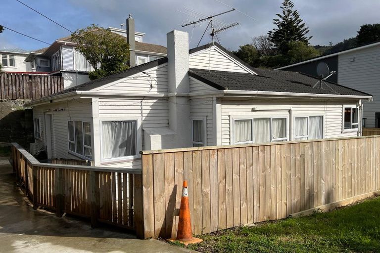 Photo of property in 22 Hampton Hill Road, Tawa, Wellington, 5028