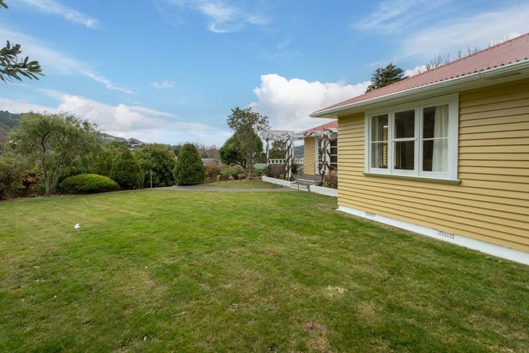 Photo of property in 1 Tainui Terrace, Tawa, Wellington, 5028