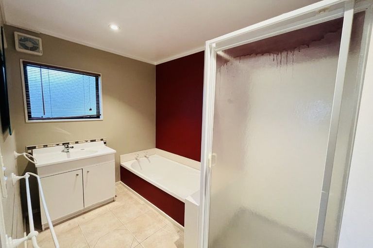 Photo of property in 2/4 Rakaia Rise, Clover Park, Auckland, 2019
