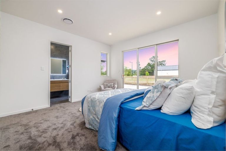 Photo of property in 23 Mcindoe Road, Kumeu, 0810