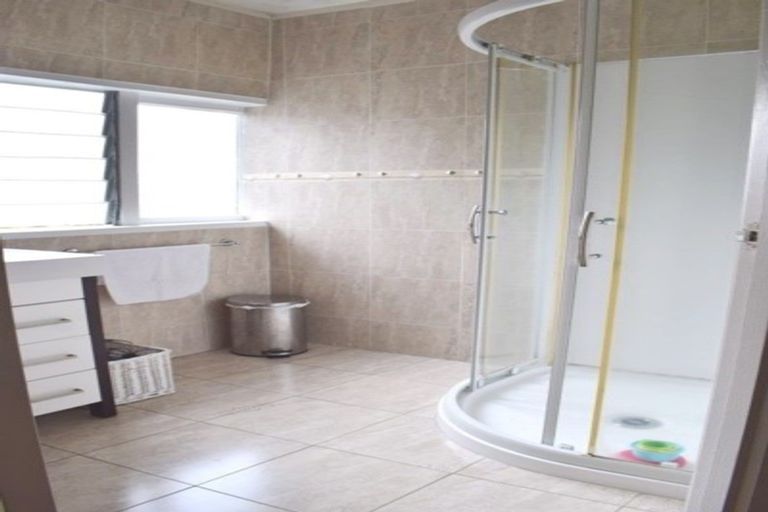 Photo of property in 2/6 Rothesay Bay Road, Rothesay Bay, Auckland, 0630