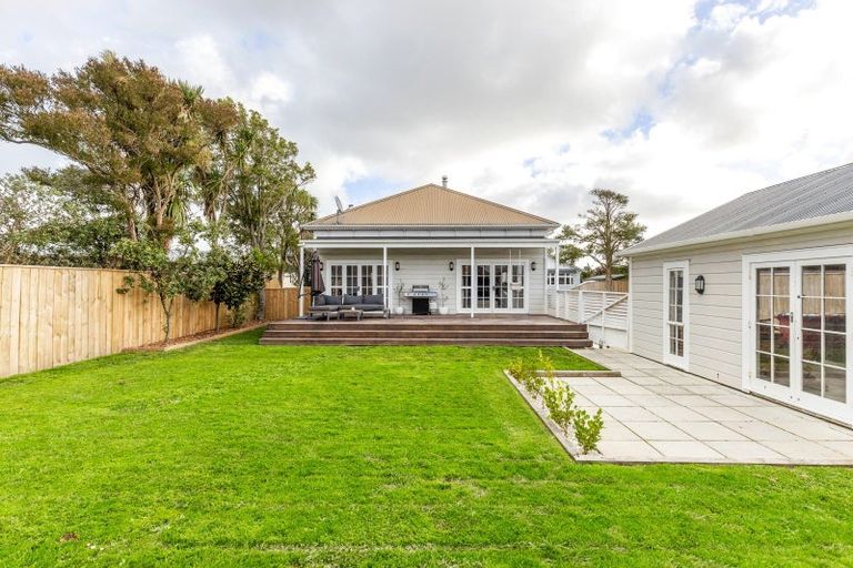 Photo of property in 17 Perrin Place, Kelvin Grove, Palmerston North, 4414