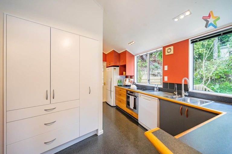 Photo of property in 117 Tirohanga Road, Tirohanga, Lower Hutt, 5010