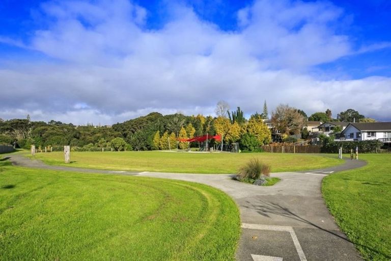 Photo of property in 9 Eugen Place, Bayview, Auckland, 0629