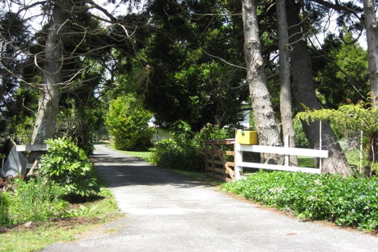 Photo of property in 244 Boord Crescent, Kumeu, 0891