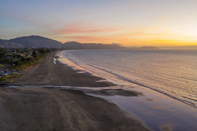 Photo of property in 19 Groves Road, Raumati Beach, Paraparaumu, 5032