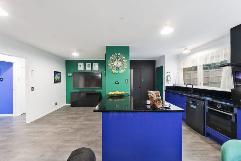 Photo of property in 16 Thornlow Street, Glendene, Auckland, 0602