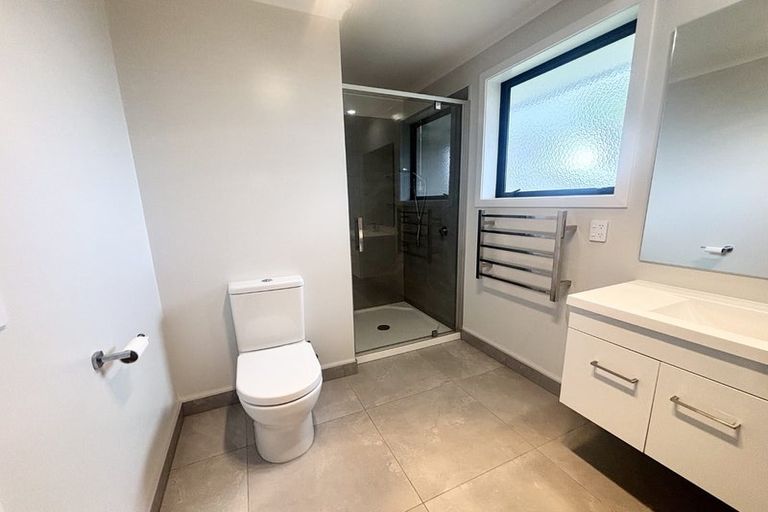 Photo of property in 5 Rewarewa Way, Timberlea, Upper Hutt, 5018