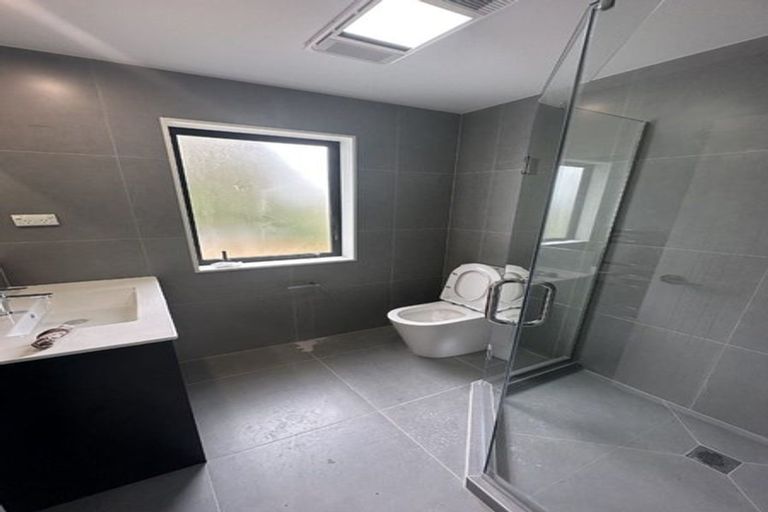 Photo of property in 8a Lynn Road, Bayview, Auckland, 0629