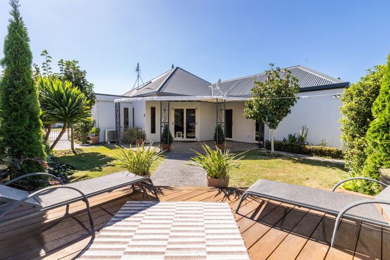 Photo of property in 2 Queens Walk, Taradale, Napier, 4112