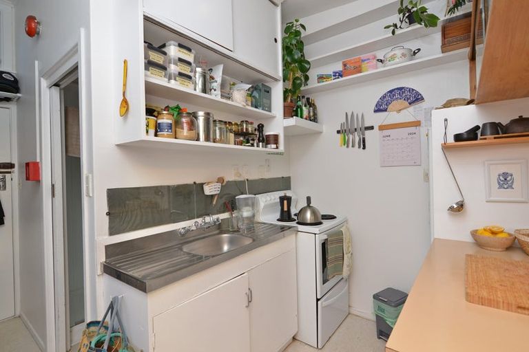 Photo of property in 10 Claremont Grove, Mount Victoria, Wellington, 6011